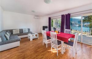 Posezení v ubytování Two-Bedroom Apartment In Blace
