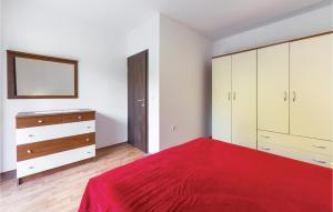 Postel nebo postele na pokoji v ubytování Two-Bedroom Apartment In Blace
