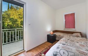 Postel nebo postele na pokoji v ubytování Two-Bedroom Apartment In Blace