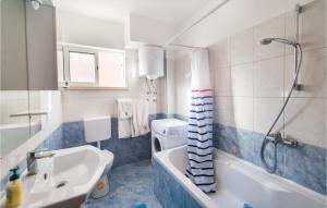 Koupelna v ubytování Two-Bedroom Apartment In Blace