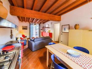 Una cocina y una sala de estar con una mesa y un sofá. en Casa Zuccale, en Capoliveri