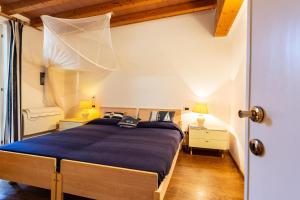 un dormitorio con una cama con mosquitera en Casa Zuccale, en Capoliveri 18 fotos más