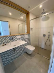 a bathroom with a toilet and a sink and a shower at Apartamento Sa Mesquida 7 in Cala Llonga
