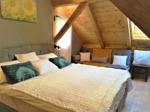 sypialnia z dużym łóżkiem na poddaszu w obiekcie LES CHALET Kranjska Gora DUPLEX w mieście Kranjska Gora