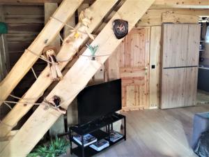 ein Zimmer mit einer Holztreppe in einem Haus in der Unterkunft LES CHALET Kranjska Gora DUPLEX in Kranjska Gora