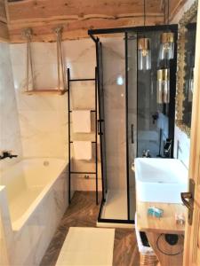 W łazience znajduje się wanna, umywalka i prysznic. w obiekcie LES CHALET Kranjska Gora DUPLEX w mieście Kranjska Gora