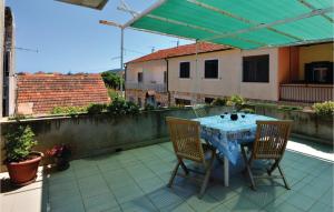 Balkón nebo terasa v ubytování Three-Bedroom Apartment With A Fireplace In Stari Grad
