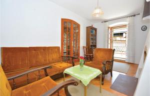 Posezení v ubytování Three-Bedroom Apartment With A Fireplace In Stari Grad