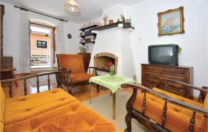 TV a/nebo společenská místnost v ubytování Three-Bedroom Apartment With A Fireplace In Stari Grad