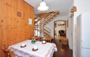 Kuchyň nebo kuchyňský kout v ubytování Three-Bedroom Apartment With A Fireplace In Stari Grad