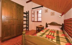 Postel nebo postele na pokoji v ubytování Three-Bedroom Apartment With A Fireplace In Stari Grad