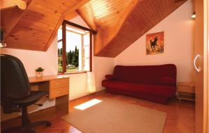 Posezení v ubytování Three-Bedroom Apartment With A Fireplace In Stari Grad