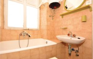 Koupelna v ubytování Three-Bedroom Apartment With A Fireplace In Stari Grad