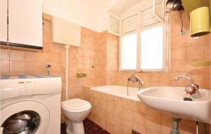Koupelna v ubytování Three-Bedroom Apartment With A Fireplace In Stari Grad