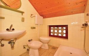 Koupelna v ubytování Three-Bedroom Apartment With A Fireplace In Stari Grad