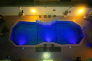 Kolam renang di atau dekat dengan PRESKEN HOTELS @FAJODD-4
