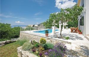 Villa con piscina y jardín en Lovely Home In Gornje Tucepi With Kitchen en Tučepi