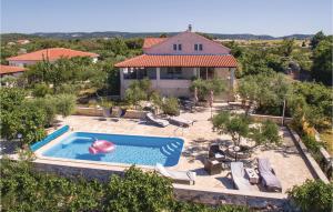 Utsikt mot bassenget på Stunning Home In Donji Humac With Kitchen eller i nærheten