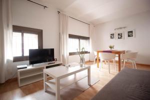 sala de estar con TV y comedor en Apartamento zona Sagrada Familia, en Barcelona