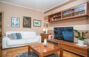 een woonkamer met een witte bank en een tv bij Amazing Home In Krivodol With Wifi in Krivodol