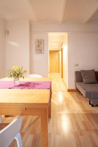 - un salon avec un lit et un canapé dans l'établissement Apartamento zona Sagrada Familia, à Barcelone