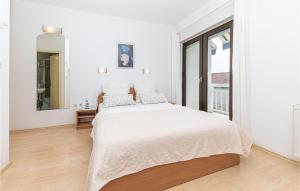 Llit o llits en una habitació de Amazing Apartment In Kastel Stafilic With Kitchen