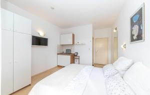 Llit o llits en una habitació de Amazing Apartment In Kastel Stafilic With Kitchen