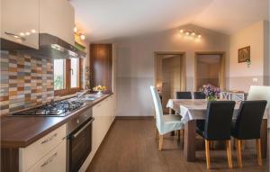 cocina con mesa y comedor en Stunning Home In Vodnjan With 2 Bedrooms, Wifi And Outdoor Swimming Pool en Vodnjan