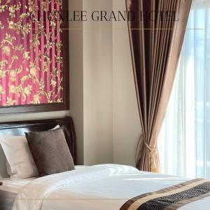 Кровать или кровати в номере Chunlee Grand Korat