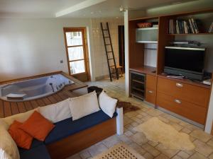 a living room with a tub and a tv at Keloruka Cottage in Ruka