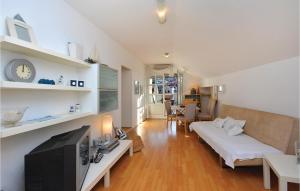 een woonkamer met een bank en een tv bij Amazing Home In Hvar With Kitchen in Hvar