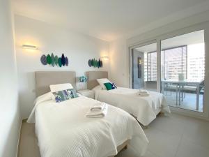 een slaapkamer met 2 bedden en een eetkamer bij PANORAMA MAR - Primera Linea - Lujo in Torrevieja +284 foto's