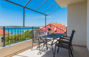 a table and chairs on a balcony with a view of the ocean at Cozy Apartment In Srima in Srima
