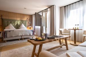 Кровать или кровати в номере Schweizerhof Zermatt - a Small Luxury Hotel