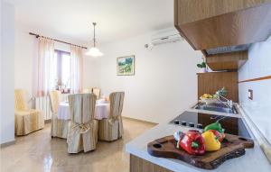 eine Küche mit einem Tisch mit Obst auf der Theke in der Unterkunft 2 Bedroom Nice Apartment In Gajana in Gajana