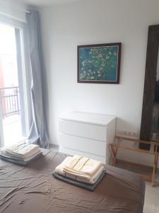 A bed or beds in a room at Obzor Tatyana Apartments The Wave