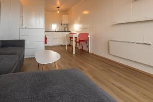 een woonkamer met een bank en een tafel bij Reykjavík Outskirts - Minimalist Escape in Vogar