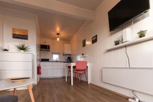uma pequena cozinha com mesa e cadeiras num quarto em Reykjavík Outskirts - Minimalist Escape em Vogar