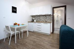 Kjøkken eller kjøkkenkrok på Centrally located studio apartment Seagull