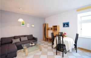 ein Wohnzimmer mit einem Sofa und einem Tisch in der Unterkunft 4 Bedroom Lovely Home In Zuljana in Žuljana