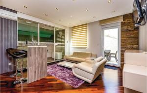 Atpūtas zona naktsmītnē Amazing Apartment In Crikvenica With 2 Bedrooms, Wifi And Indoor Swimming Pool