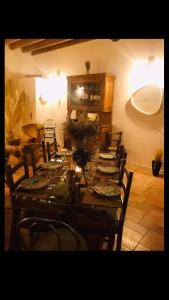 une salle à manger avec une grande table et des chaises dans l'établissement Gîte Baie Bonheur, à Genêts