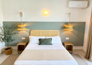カラン・ポルテルにあるClub Menorca - Solo Adultosのベッドルーム1室(大型ベッド1台、ランプ2つ付)