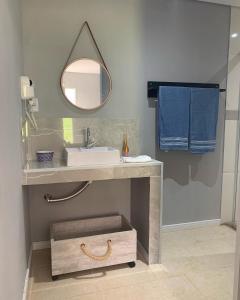 une salle de bain avec un lavabo et un miroir dans l'établissement Pousada Villa São Francisco, à Boituva