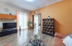 a living room with a couch and a table at Awesome Apartment In Fazana With Outdoor Swimming Pool in Štinjan
