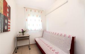 Postel nebo postele na pokoji v ubytování 2 Bedroom Lovely Apartment In Rovanjska + 6 fotografií