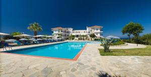 une grande piscine en face d'une villa dans l'établissement Hilltop, à Chaniotis