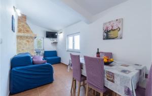 une salle à manger avec une table et une chaise bleue dans l'établissement Stunning Apartment In Pula With Wifi, à Pula