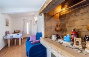 - un salon avec un canapé bleu et un mur en briques dans l'établissement Stunning Apartment In Pula With Wifi, à Pula