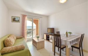 uma sala de estar com uma mesa e um sofá em Gorgeous Apartment In Stanici With Kitchen em Celina